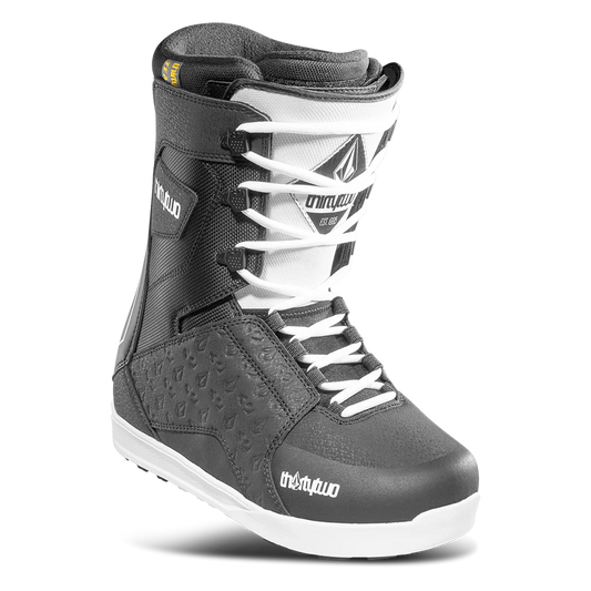 Thirty-two lashed X Volcom 26 snowboard boots